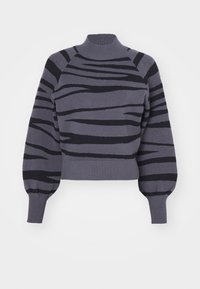 Pull en maille gris avec rayures de tigre noires, doté d'un col montant, de manches raglan et d'un ourlet et de poignets côtelés. Texture douce.