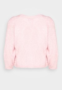 Pull en maille rose doux à manches longues avec un col rond et des poignets et un ourlet côtelés, montré de dos sur un fond uni.