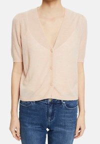 Kurzärmlige, hellrosa Strickjacke aus weichem Material, mit tiefem V-Ausschnitt und Knopfverschluss vorne. Strukturierte Oberfläche, lässige Passform.