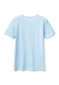 Světle modré bavlněné tričko s krátkým rukávem zobrazené zezadu s kulatým výstřihem na bílém pozadí.