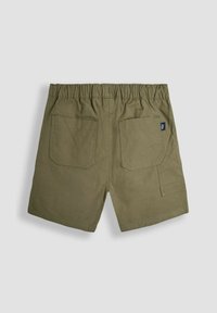 Shorts vert olive avec une taille élastique, deux poches arrière et une poche latérale pour plus de praticité. Fabriqués en tissu léger.