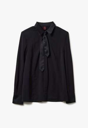 Blusa nera a maniche lunghe con colletto a punta e dettaglio di cravatta in satin, posata su uno sfondo bianco.