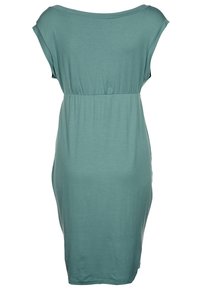 Tyrkysové šaty s volnějším střihem, širokým výstřihem, krátkými rukávy a elastickým nařaseným pasem pro pohodlné nošení.