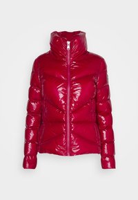 Röd glansig puffjacka med hög krage, dragkedjestängning och chevron-quilting. Har elastiska manschetter och en logotypapplikation på ärmen.