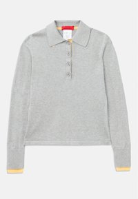 Polo gris à manches longues avec col, doté de quatre boutons sur le devant et de poignets côtelés avec une touche de jaune aux extrémités.