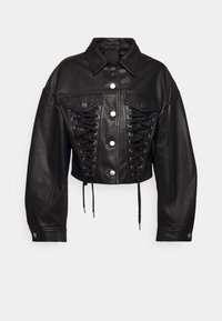 Svart kort läderjacka med knäppning fram, snörningsdetaljer på bålen och vida ärmar med knappmanschetter.