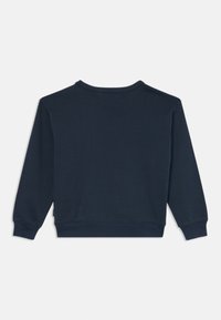 Felpa blu navy, in misto cotone, colletto a girocollo a costine, maniche lunghe, e polsini elasticizzati. Tessuto liscio con una leggera lucentezza. Nessun marchio visibile.