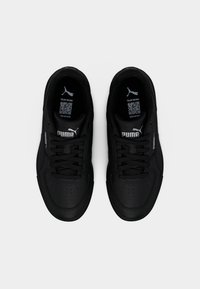 Μαύρα αθλητικά παπούτσια με λείο δερμάτινο εξωτερικό, διάτρητη περιοχή στο μπροστινό μέρος και επίπεδα κορδόνια. Διαθέτουν λογότυπο Puma στη γλώσσα και στο πλάι.