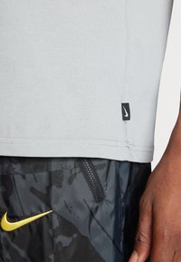 Nike Performance LIVERPOOL FC NIKE PRM JOCKTAG TEE - Vereinsmannschaften - light smoke grey