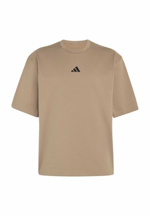 Bež kratkih rukava majica s okruglim izrezom i malim crnim Adidas logom u sredini prsa.