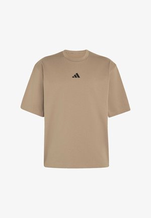 Bež kratkih rukava majica s okruglim izrezom i malim crnim Adidas logom u sredini prsa.