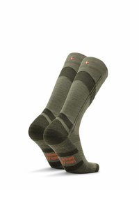 Grüne Socken mit strukturiertem Design, die dunklere Streifen und einen kleinen Flaggenakzent oben zeigen. Orangefarbene Markierungen auf den Sohlen.