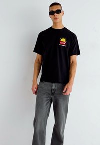 Levi's® VINTAGE FIT GRAPHIC - Apdrukāts T-krekls - caviar
