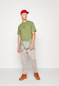 Nike Sportswear TEE - T-shirt básica - khaki/black