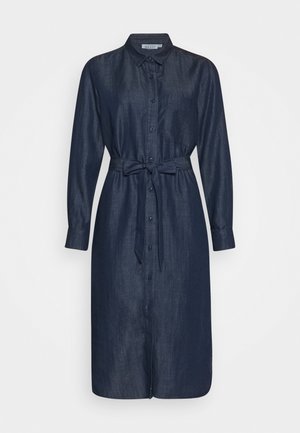 Mørkeblå skjortekjole med lange ærmer, krave, brystlomme og et bundet stofbælte i taljen.