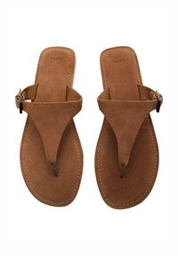 Pantofi flip-flop din suede maro, cu un design cu bandă între degete. Au o textură netedă, talpă plată și un detaliu mic din metal sub formă de cataramă.
