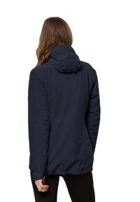 Navyblauwe waterdichte jas met capuchon, met een soepele textuur en een iets langere achterkant, ontworpen voor functionaliteit en comfort.