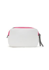Witte leren tas met een roze accent. Rechthoekige vorm, textuurafwerking, rits aan de bovenkant, en een zwarte rits met tassel detail.