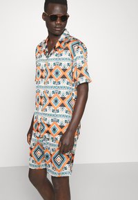 Heathe PRINTED SHIRT SET - Kratke hlače - tribal