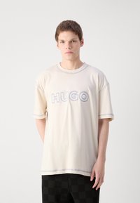 HUGO NITLOGO - Apdrukāts T-krekls - open white