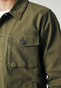 Next TEXTURED BUTTON UP - REGULAR FIT - Nyári dzseki - khaki green