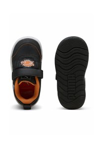 Crne i narančaste tenisice za malene s čičak trakama, Hot Wheels logotip na vrhu i Puma logotip na crnoj gumene potplate.