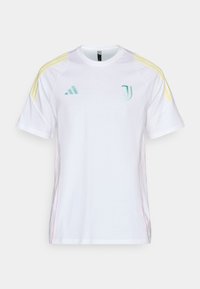 Witte korte mouwen jersey met contrasterende gele accentstrepen op de schouders. Kenmerkt zich door een geborduurd groen logo op de borst en roze zijstiksels.