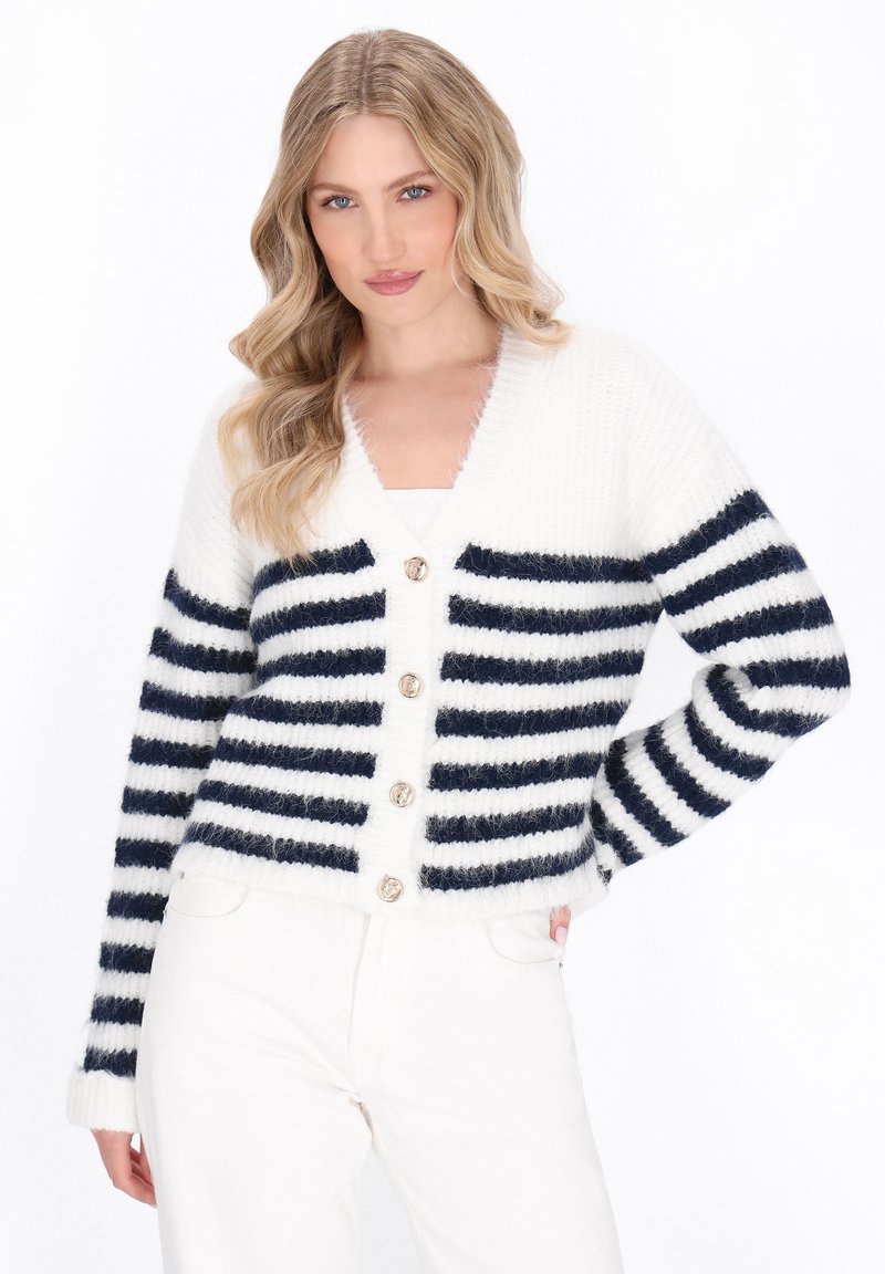 Gestreifter Cardigan in Weiß und Marineblau, mit einer fuzzy Textur, V-Ausschnitt und vier goldenen Knöpfen. Kurz geschnittenes Design mit gerippten Bündchen.