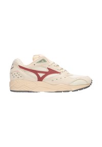 Scarpa sportiva beige con un design accentuato in rosso, sovrapposizioni testurizzate, collo imbottito e suola in gomma con scanalature per la trazione.