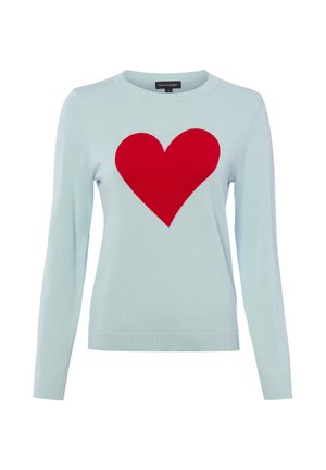 Lichtblauwe trui met lange mouwen, met een grote rode hartafbeelding midden op de voorkant en een ronde halslijn.