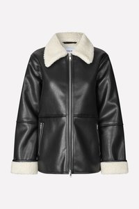 Giacca in finta pelle nera con colletto e polsini in shearling bianco, chiusura con zip e due tasche laterali. Texture liscia e design strutturato.
