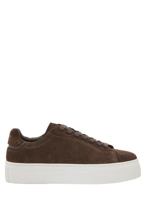 Niedriger brauner Wildleder-Sneaker mit braunen Schnürsenkeln und dicker weißer Gummisohle, von der Außenseite vor weißem Hintergrund gesehen.