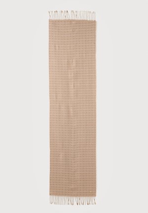 Lang beige tørklæde med subtilt mønster og frynser i begge ender på ensfarvet baggrund.