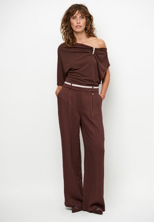 Bruin off-shoulder top met draperingsdetail en metalen accent. Hoogwaardige, wijde broek in bruin met een gestreepte band. Gestructureerde stof.