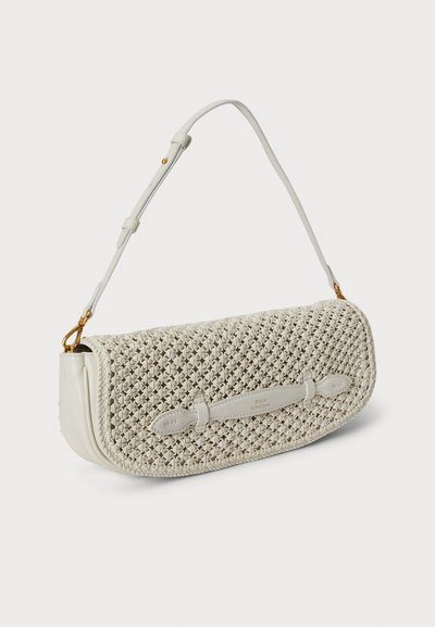 Ορθογώνια τσάντα ώμου σε λευκό υφαντό υλικό με υφή, με βάση από λείο δέρμα και ρυθμιζόμενο λουρί, με μεταλλικά στοιχεία σε χρυσό τόνο.