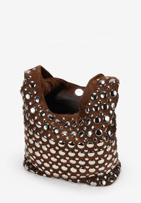 Bolso de hombro de ante marrón adornado con tachuelas plateadas de varios tamaños y cierre de presión magnética.