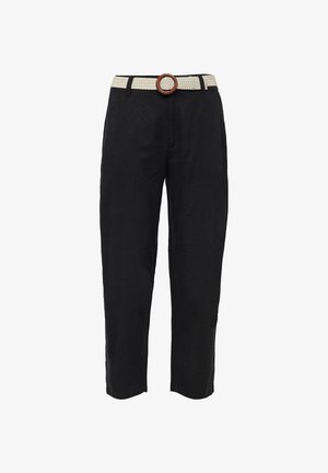 Schwarze Leinenhose mit einem gewebten cremefarbenen Gürtel und einer runden braunen Schnalle. Die Hose hat einen geraden Schnitt und eine lockere Passform.