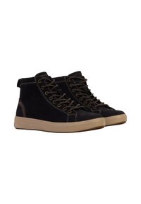 Sneaker alte in suede nero con punta rotonda, suola in gomma beige, occhielli metallici e dettagli di cucitura a contrasto.