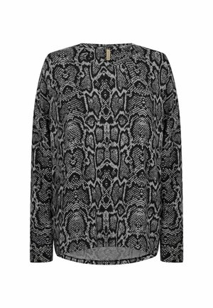Dlouhý rukáv top s černým a šedým hadím potiskem, kulatým výstřihem a volným střihem. Textura látky se zdá být měkká a lehce elastická.