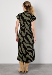 Apricot PAINTERLY ZEBRA PRINT - Blousejurk - khaki
