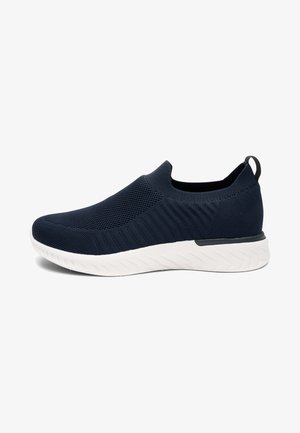 Marineblaue Strick-Sneaker zum Hineinschlüpfen mit weißer, strukturierter Sohle, elastischem Knöchelbund und Zuglasche an der Ferse.