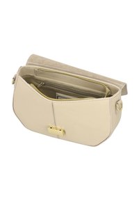 Beige nahkatasku, jossa on sileä pinta, kultaiset metalliosat, vetoketjullinen lokero ja läppäkiinnitys. Sisältä löytyy lisä säilytystaskuja.