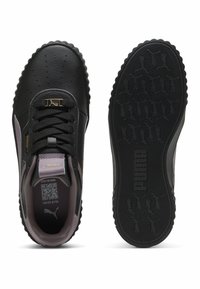 Schwarze Ledersneaker mit strukturierter Oberfläche, lila Akzenten, goldfarbenem Logodesign und einer Gummisohle mit Profilmuster.