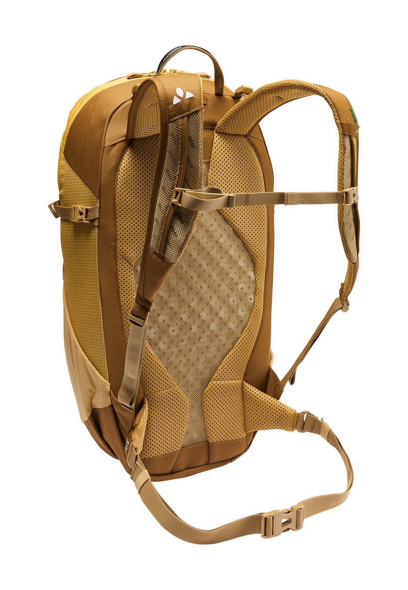 Mochila marrón con acentos de malla, correas acolchadas y cierres de hebilla. Presenta un diseño ergonómico y paneles de ventilación en la parte posterior.