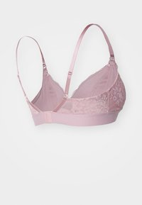 Vaaleanpunainen pitsinen bralette, jossa on säädettävät satiinihihnat. Kupeissa on kukkakuvioinen pitsimuotoilu ja joustava vyötärö mukavuutta varten.