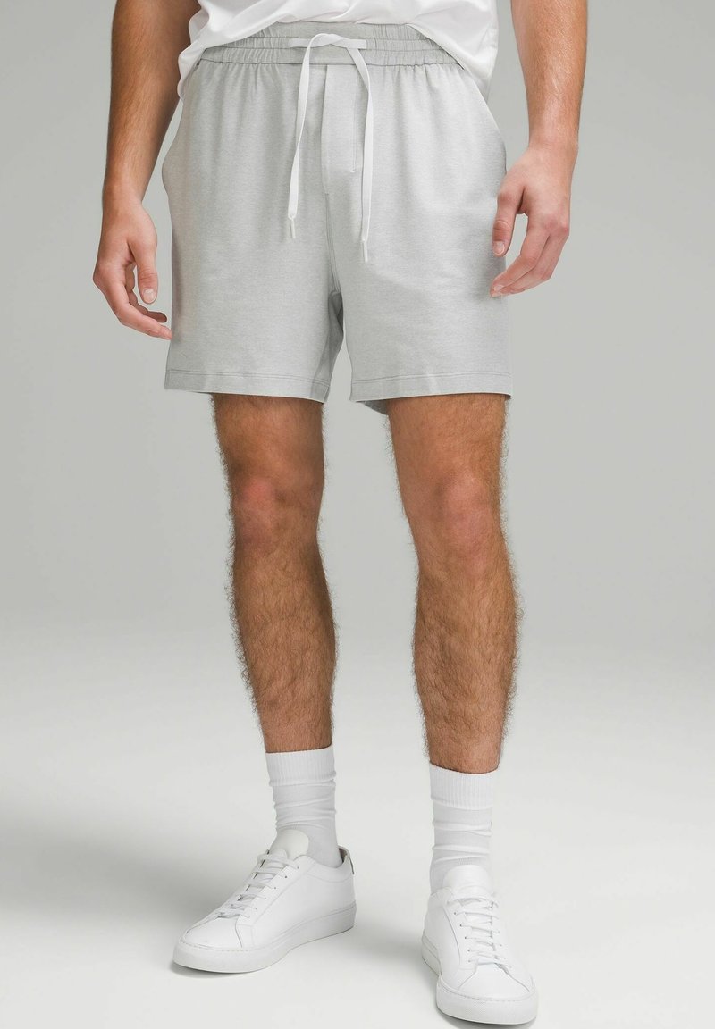 lululemon SOFT JERSEY 13CM - Lauko šortai - heathered vapor heathered silver drop