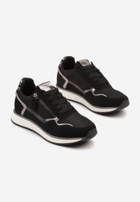 Baskets noires avec un mélange de mesh texturé et de daim, accents métalliques, design à lacets et une semelle blanche élégante. Comprend une fermeture éclair sur le côté.