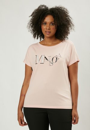 Camiseta de manga corta de color rosa claro, confeccionada con una tela suave, que presenta un gráfico impreso con diferentes estilos y texturas de fuente, incluidos acentos metálicos.