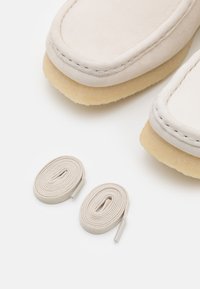 Clarks Originals WALLABEE - Sapatos de atacadores - offwhite