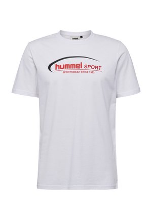 Weißes Baumwoll-T-Shirt mit Rundhalsausschnitt, das ein rotes und schwarzes "hummel SPORT"-Logo über der Brust und den Text "SPORTSWEAR SINCE 1923" zeigt.